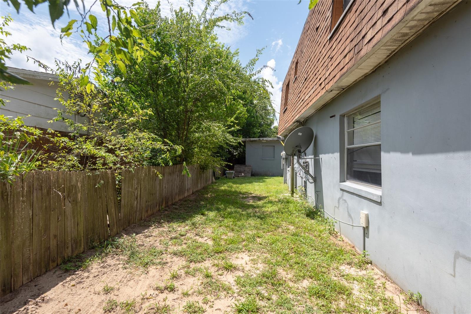 656 WILLIAMSBURG DR — photo 5