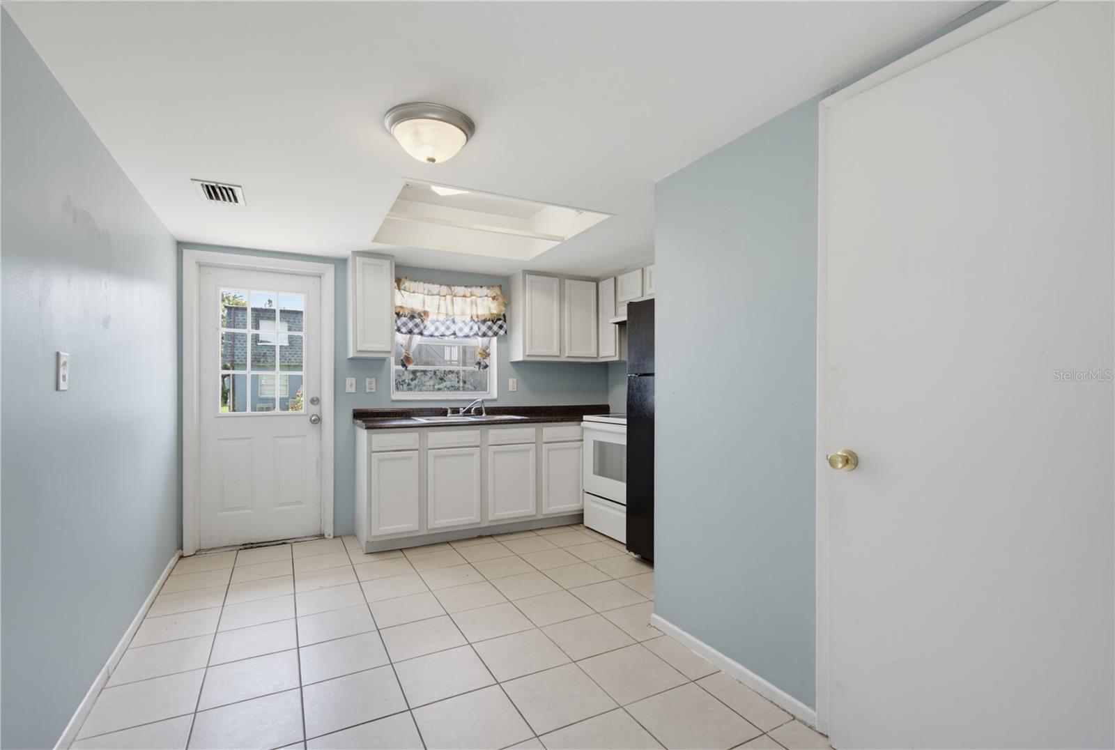 656 WILLIAMSBURG DR — photo 8