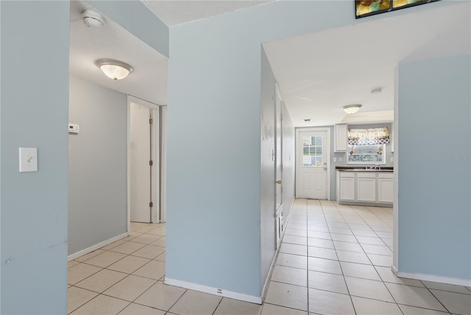 656 WILLIAMSBURG DR — photo 10