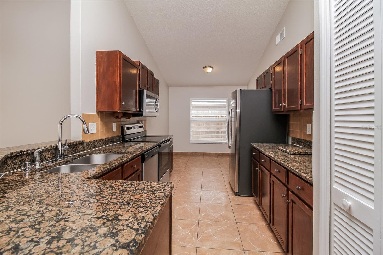120 LAKEBREEZE CIR — photo 5