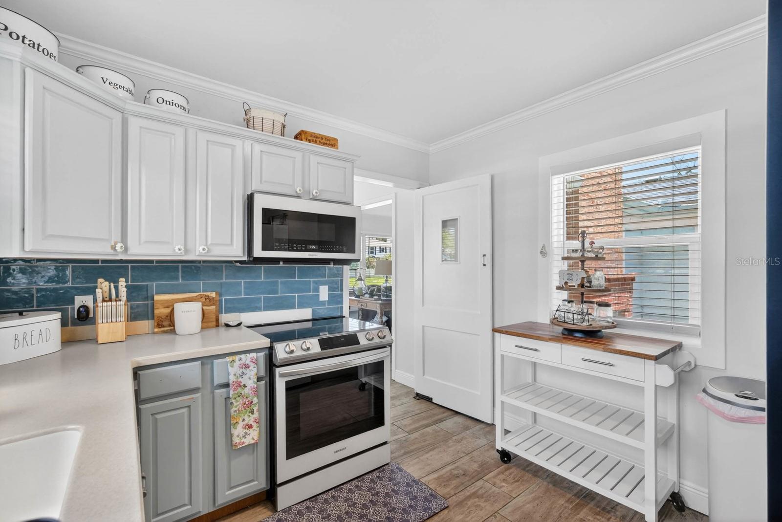 731 N OLEANDER AVE — photo 12
