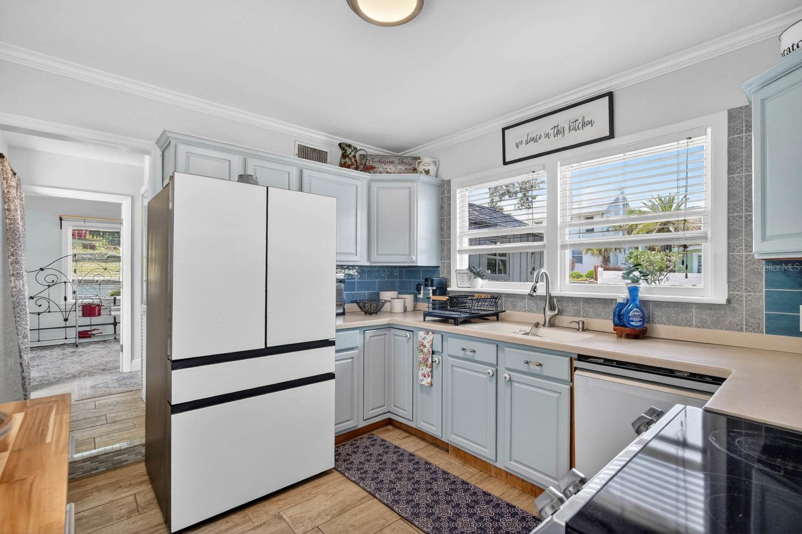 731 N OLEANDER AVE — photo 10