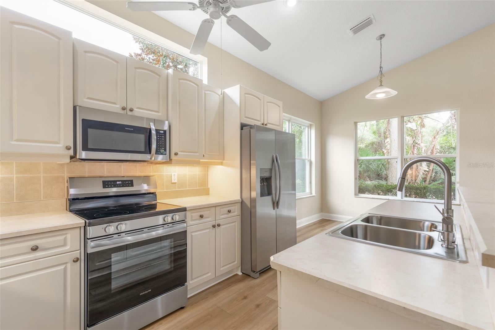 21 VILLAGE VIEW DR — photo 5