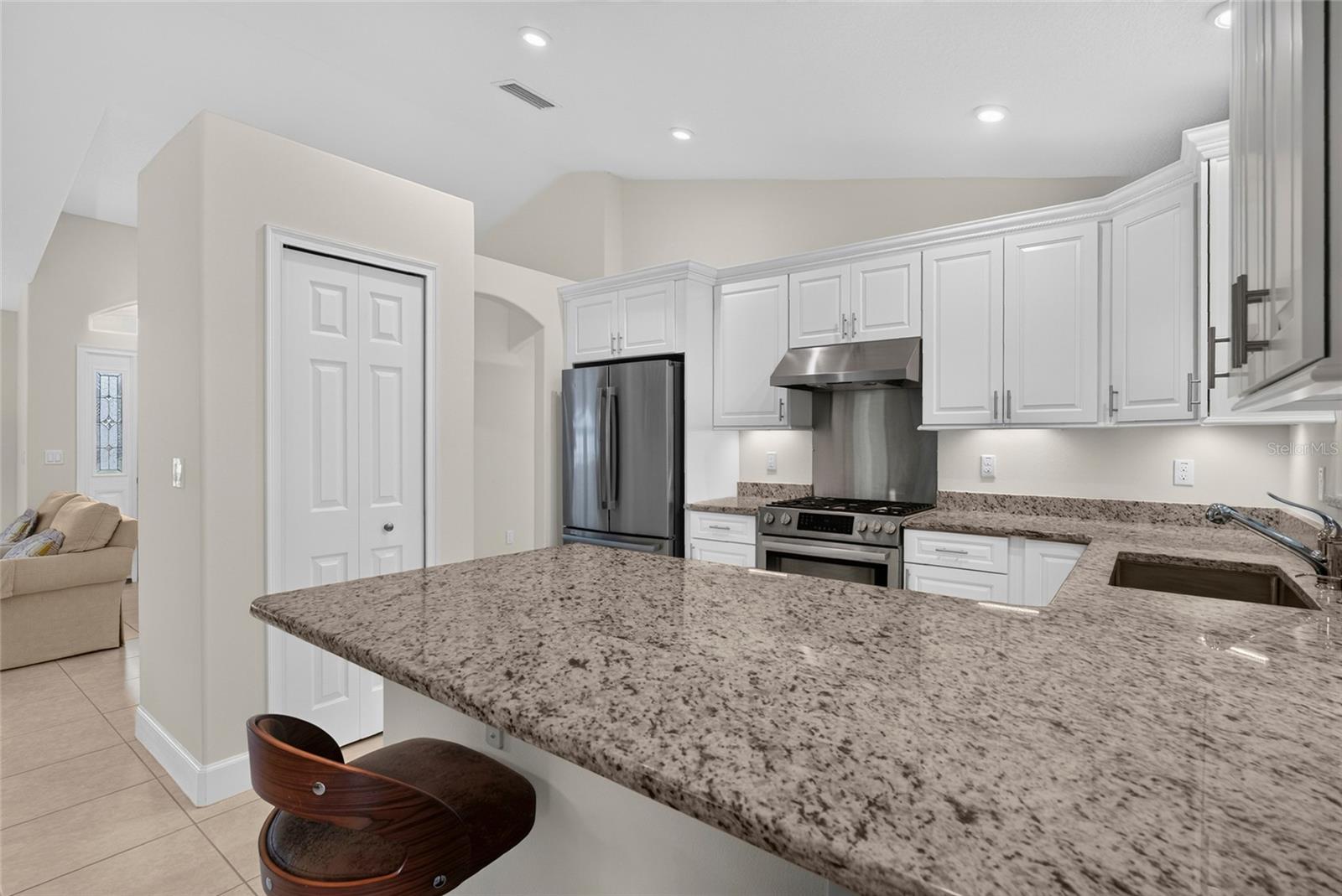 39 WHITE HOUSE DR — photo 11