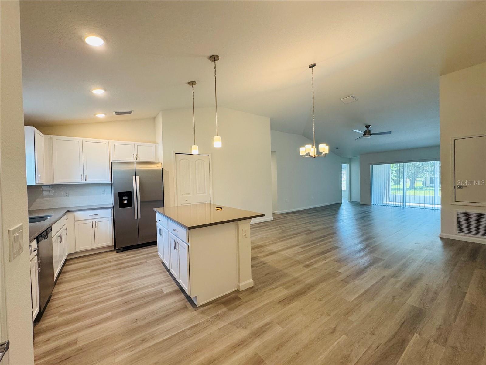 72 LANCELOT DR — photo 2