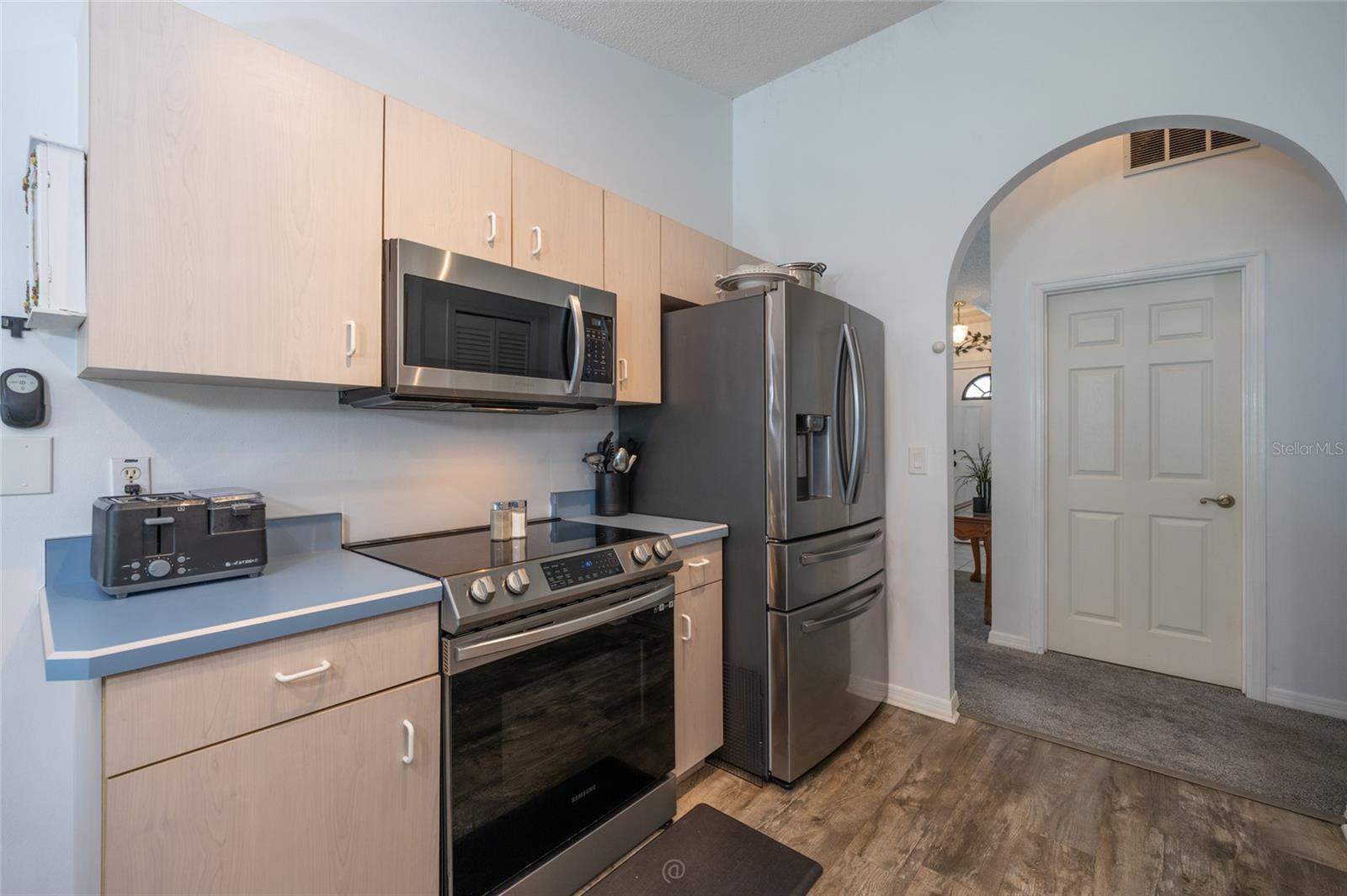 6 BOXWOOD LN — photo 2