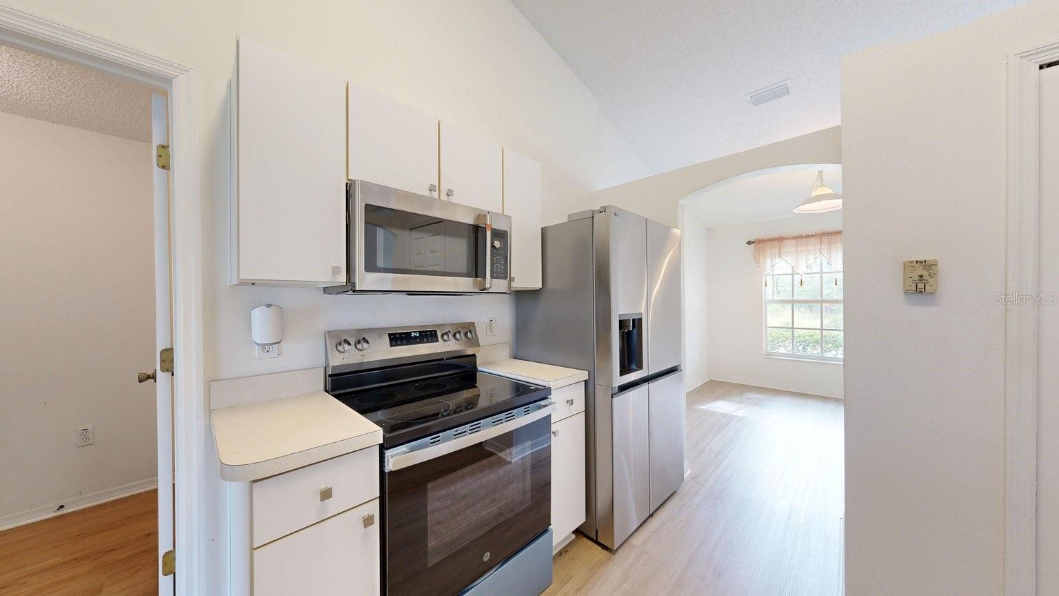 14 FERNMILL LN — photo 8