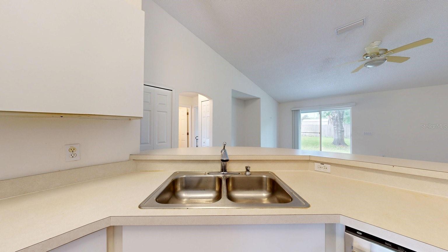 14 FERNMILL LN — photo 9