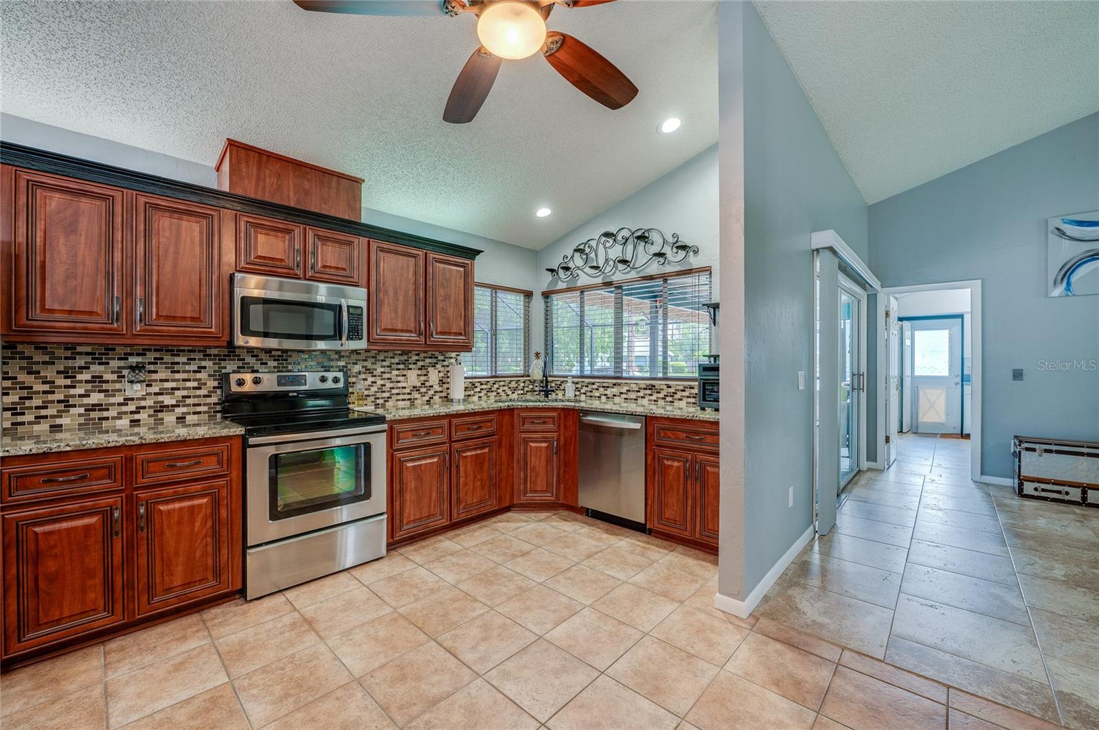 38 WEYANOKE LN — photo 10