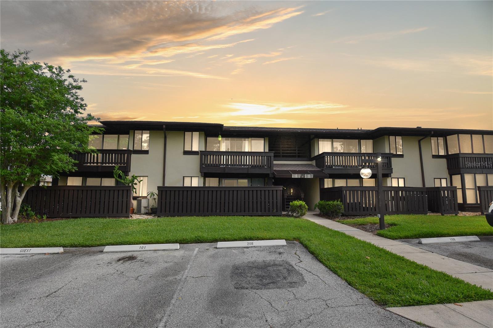 40 CLUB HOUSE DR #207