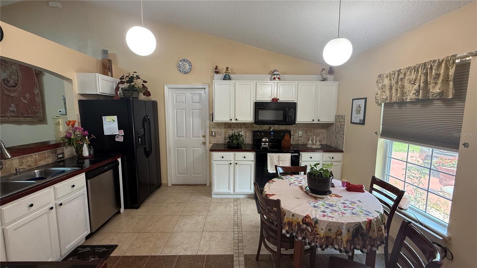 140 PERSIMMON DR — photo 3