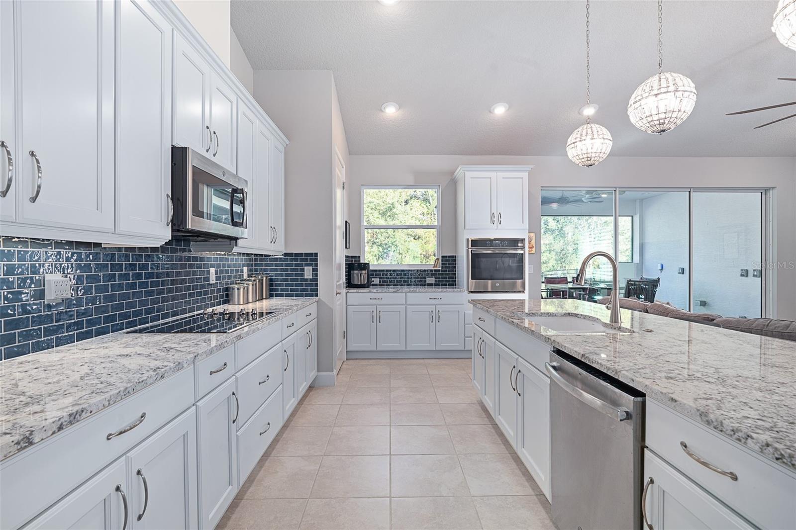 823 CREEKWOOD DR — photo 11