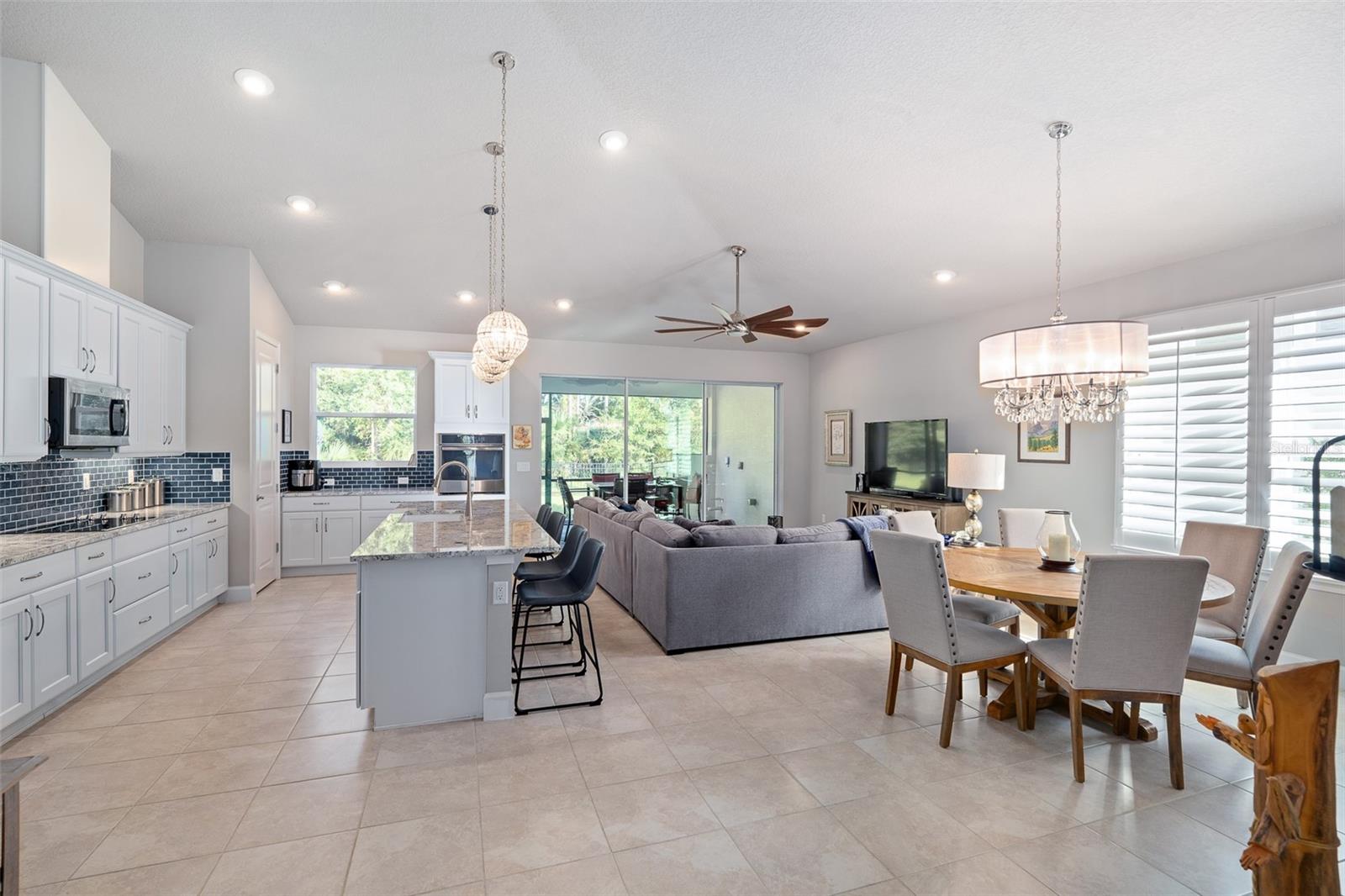 823 CREEKWOOD DR — photo 10