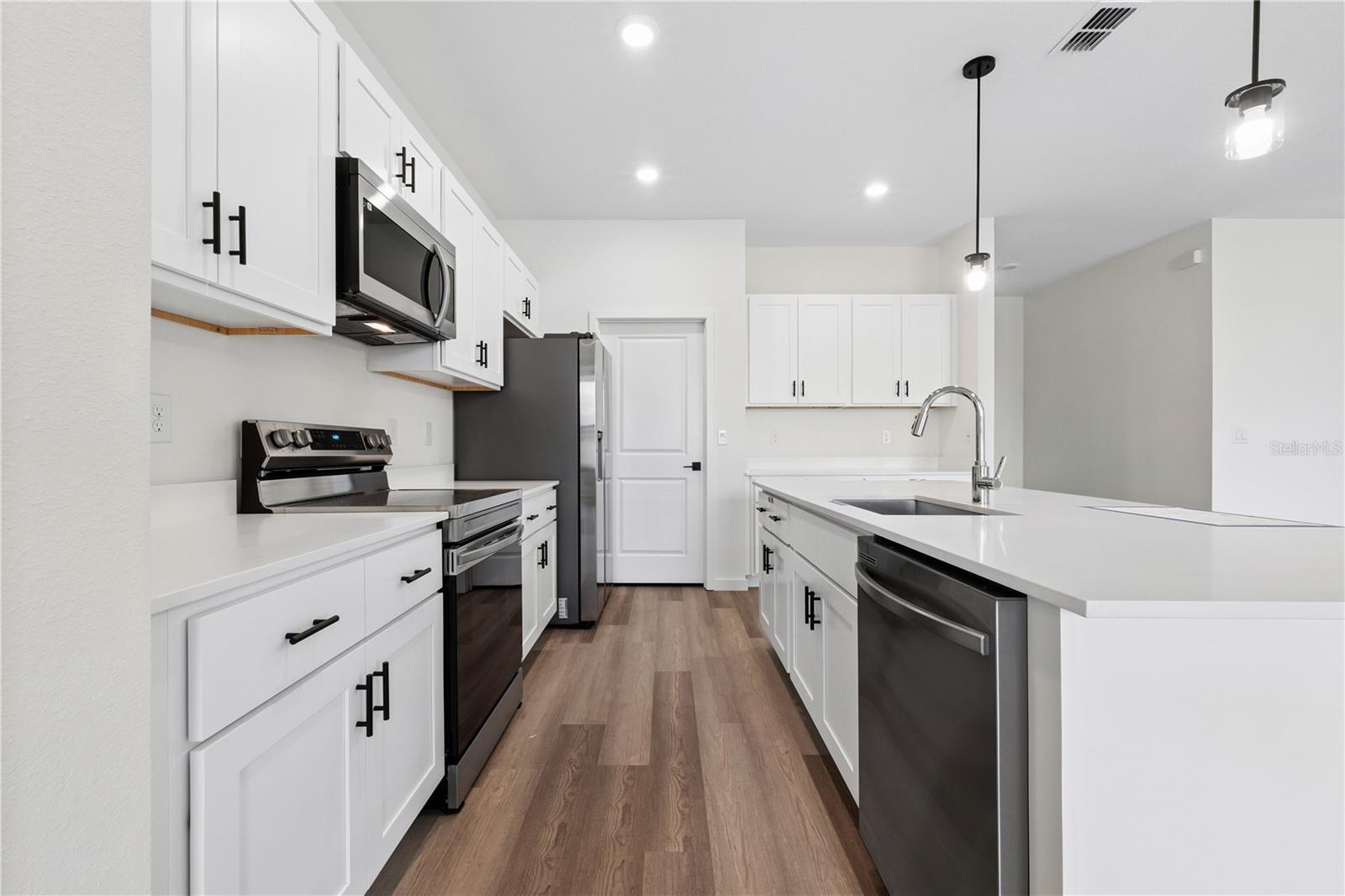 21 BONNIE LN — photo 3