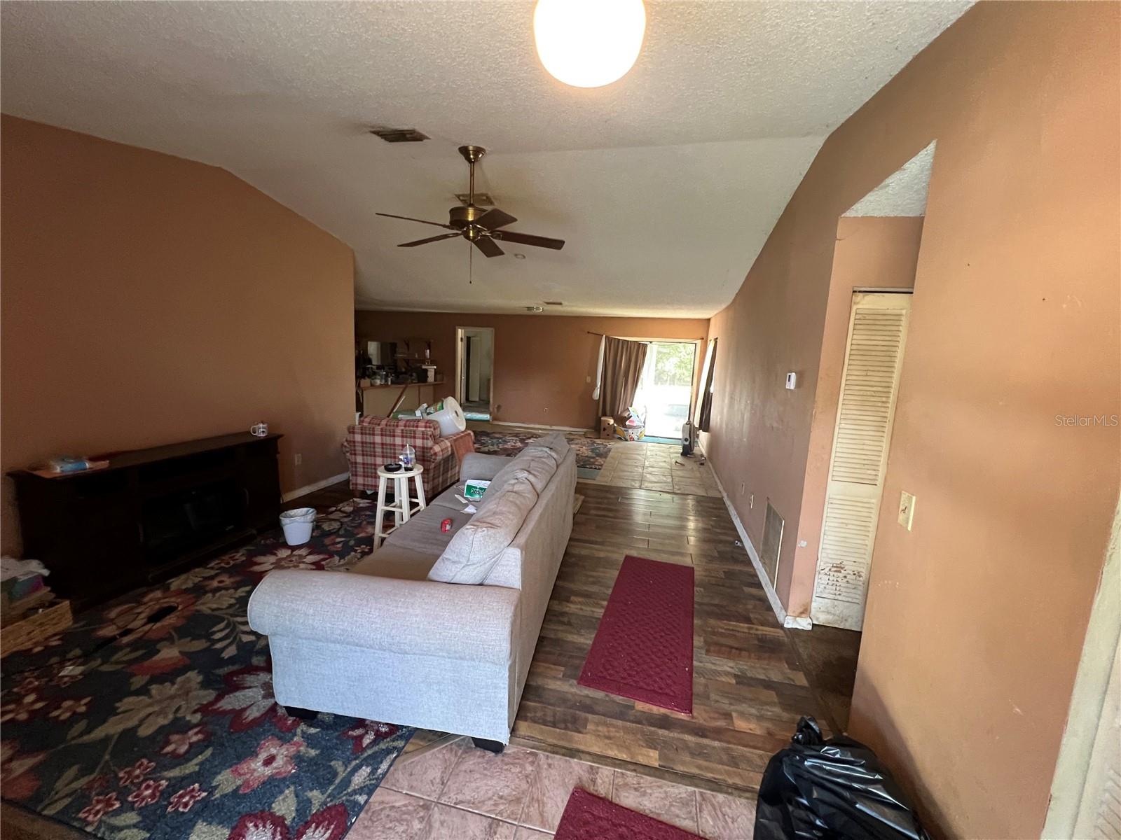32 BRONSON LN — photo 3