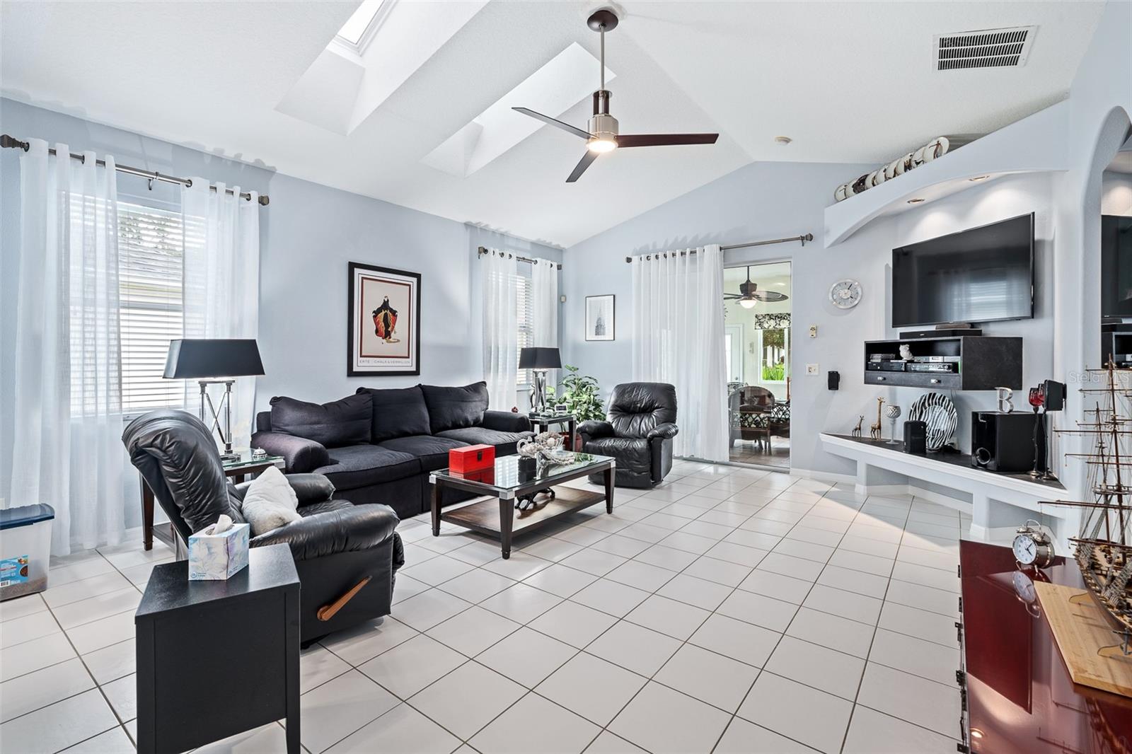 3 RIVERGATE LN — photo 8