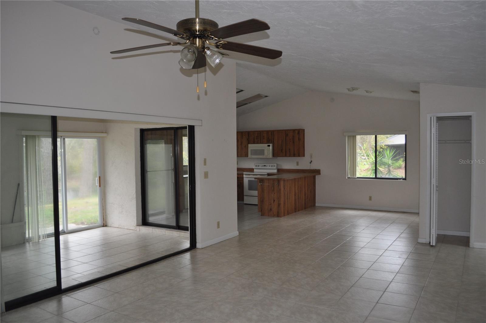 127 PERSIMMON DR — photo 2