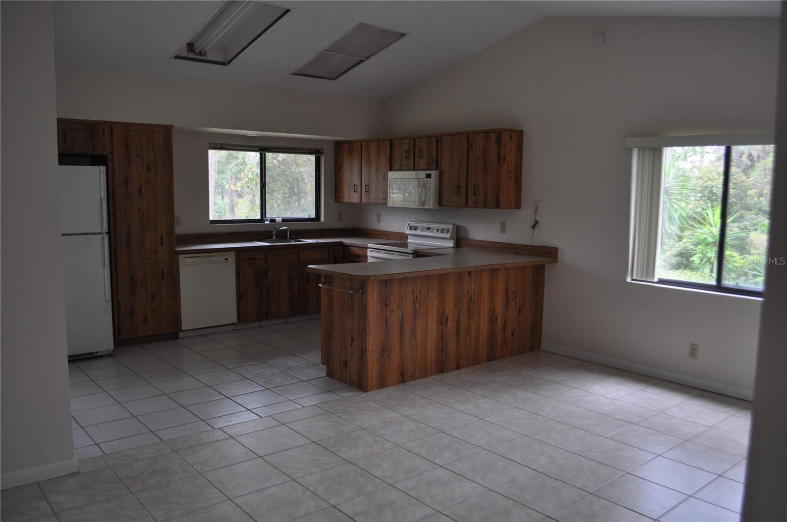 127 PERSIMMON DR — photo 3