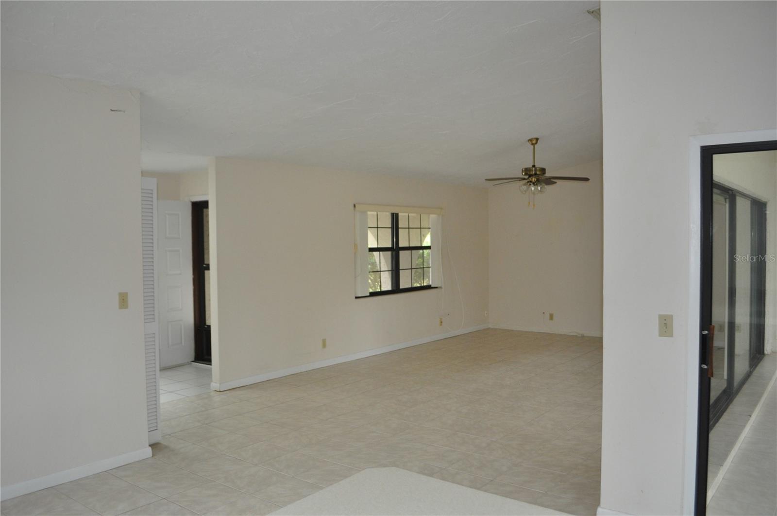 127 PERSIMMON DR — photo 4