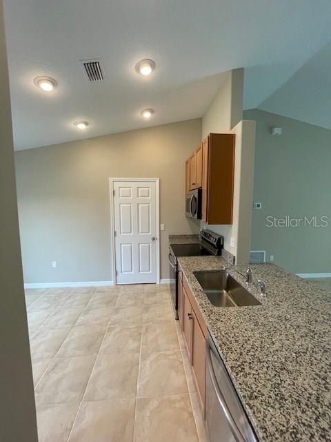 14 PRESIDENTIAL LN — photo 2
