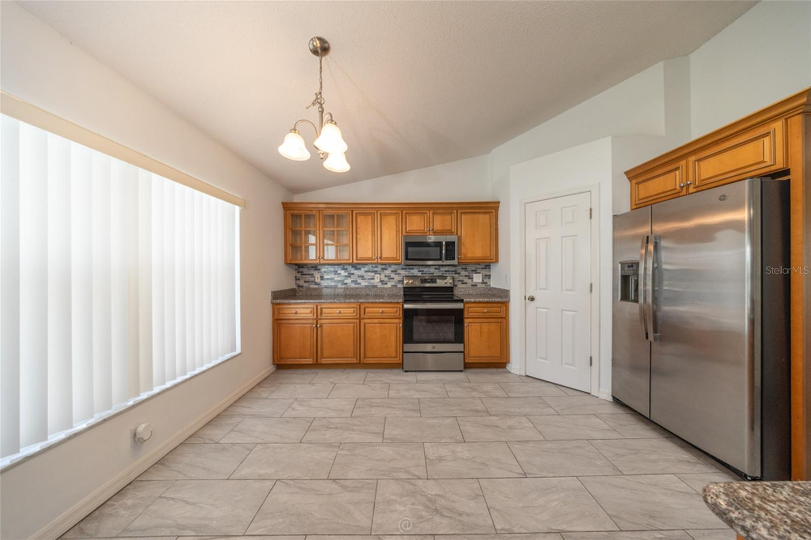 11 LANCASTER LN — photo 10