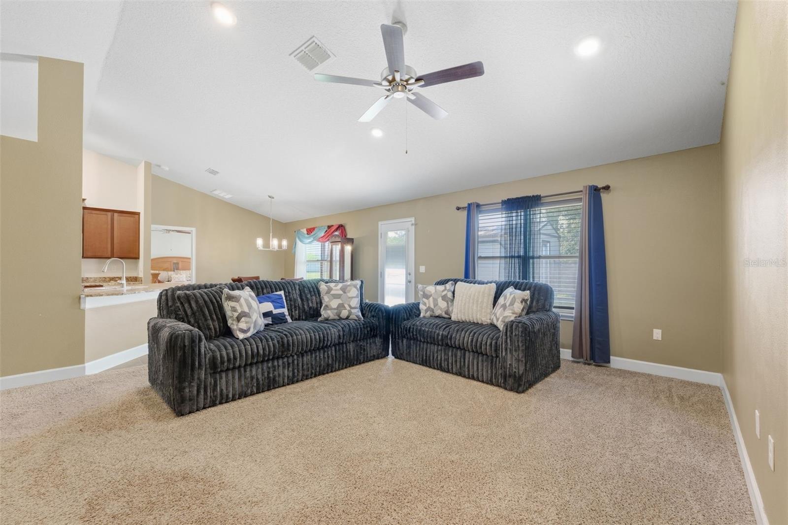 89 LARAMIE DR — photo 8