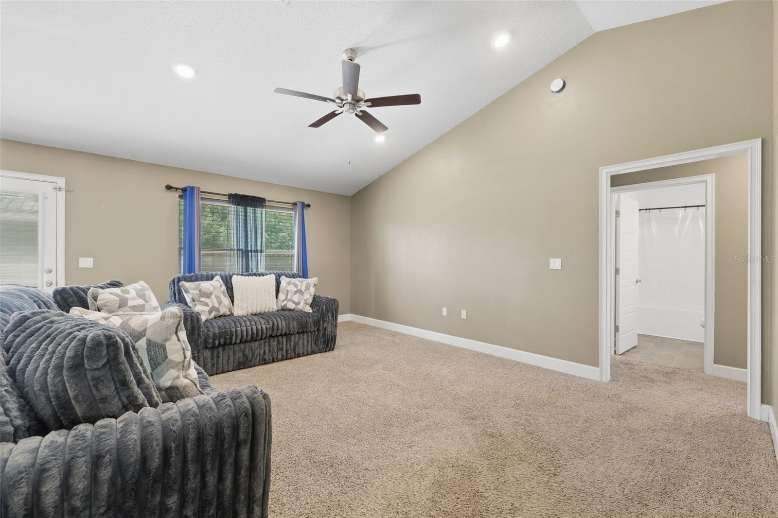 89 LARAMIE DR — photo 10