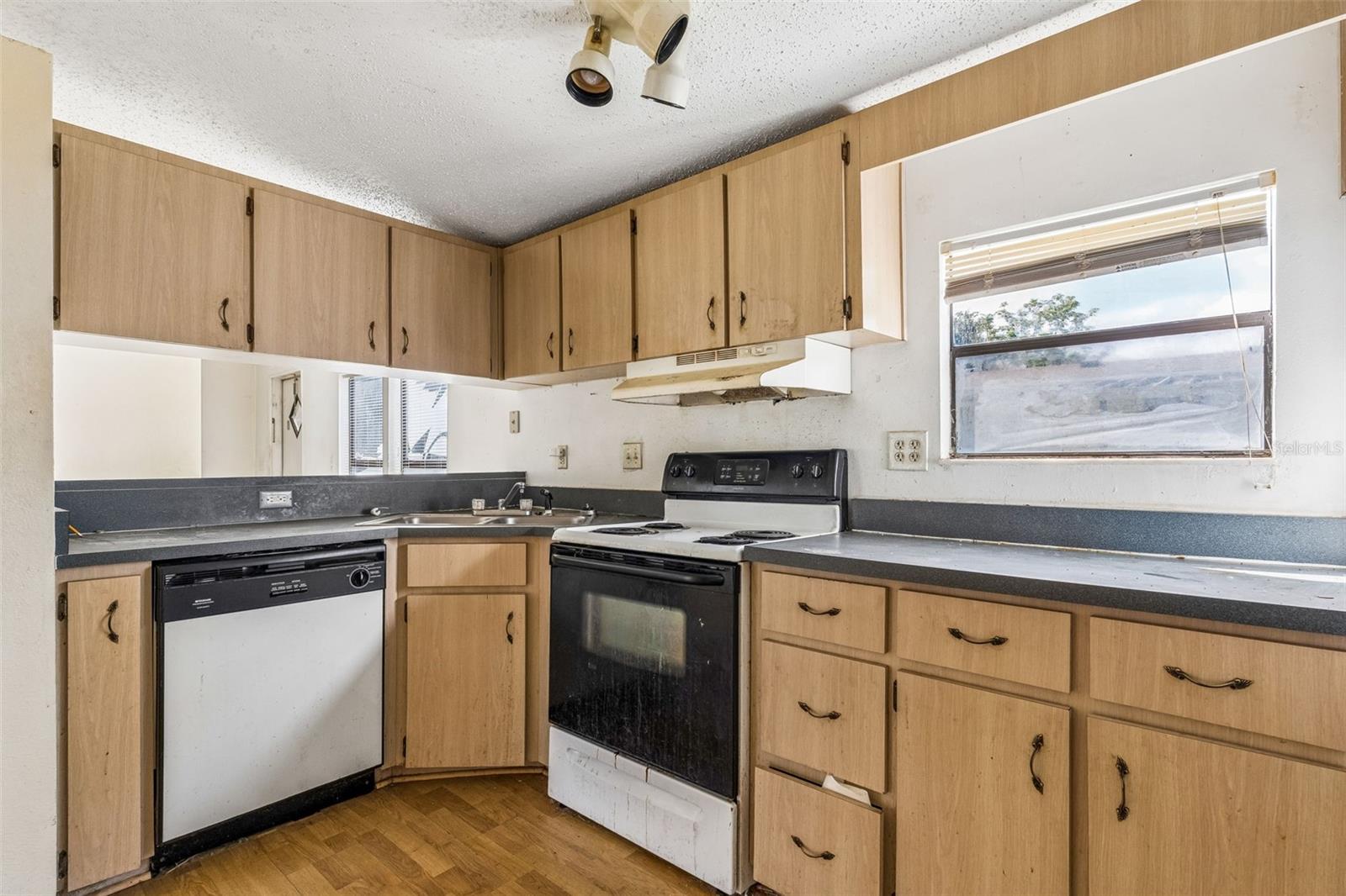 16825 BAY AVE — photo 9