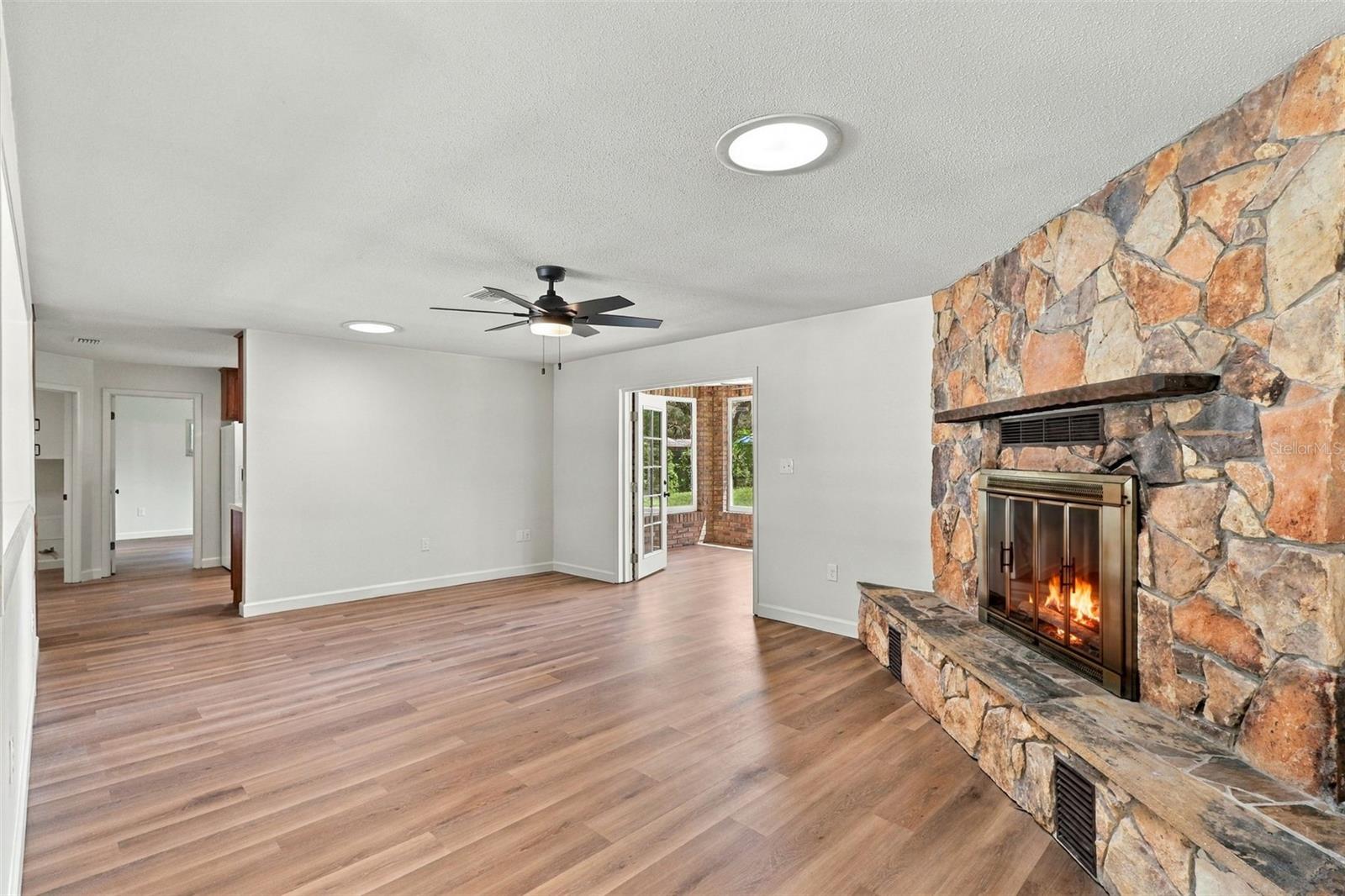 1521 N LAKEVIEW AVE — photo 4