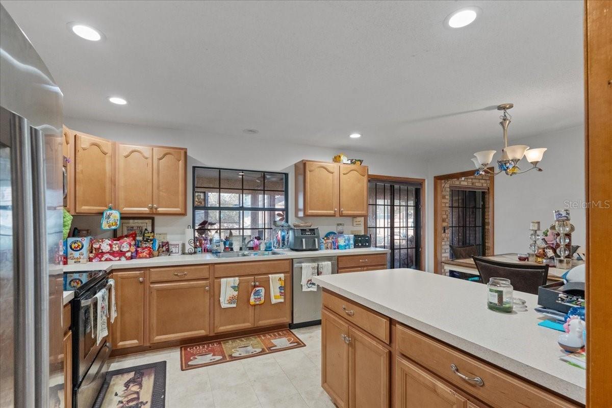 910 WHITEWOOD DR — photo 3
