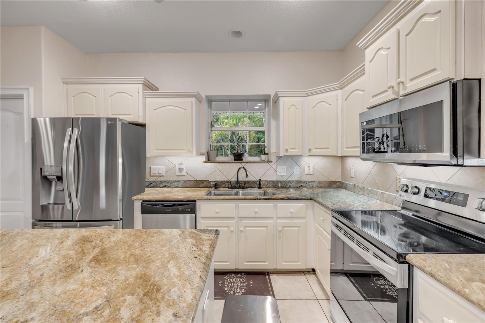 227 N SAMSULA DR — photo 3