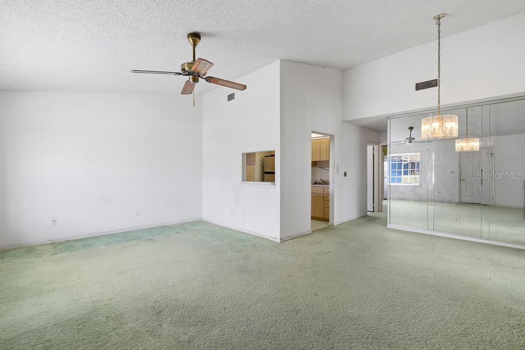 33 SANDRA CIR — photo 2