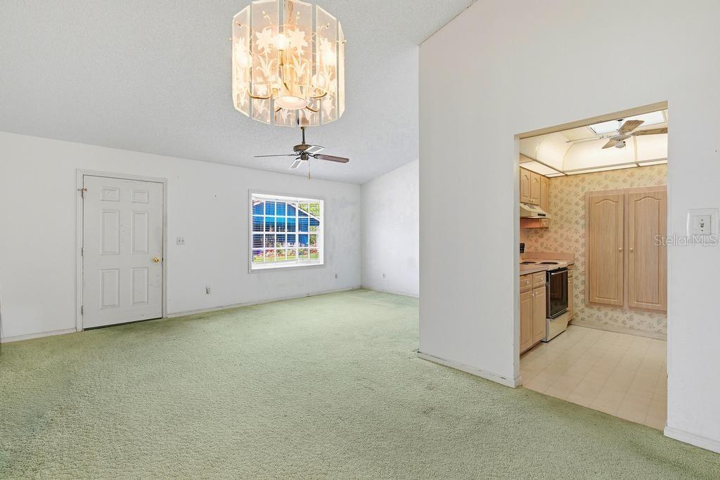 33 SANDRA CIR — photo 3