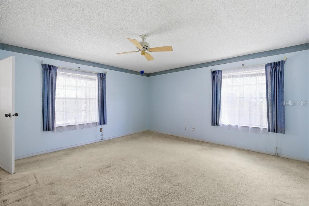 33 SANDRA CIR — photo 7