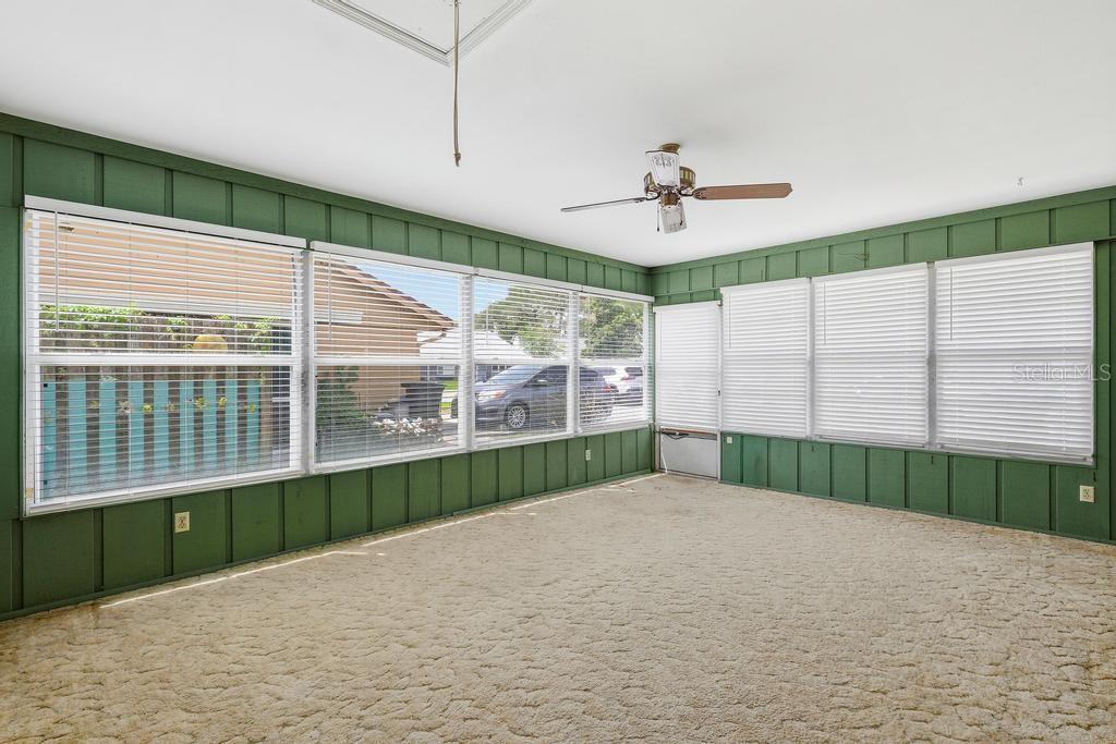 33 SANDRA CIR — photo 9