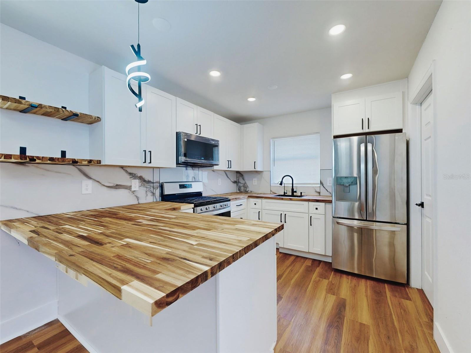 410 INWOOD AVE — photo 8