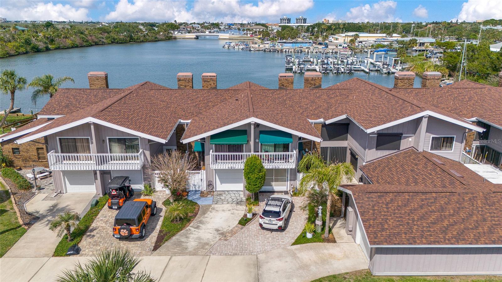 121 LAGOON CT