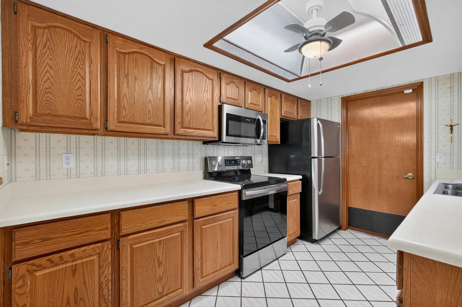 357 CASTLEWOOD LN — photo 9