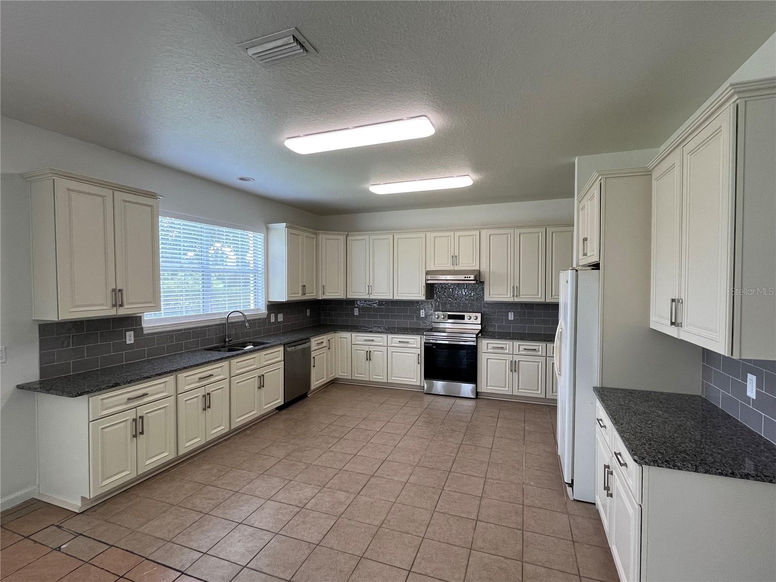 101 HAGGE DR — photo 7