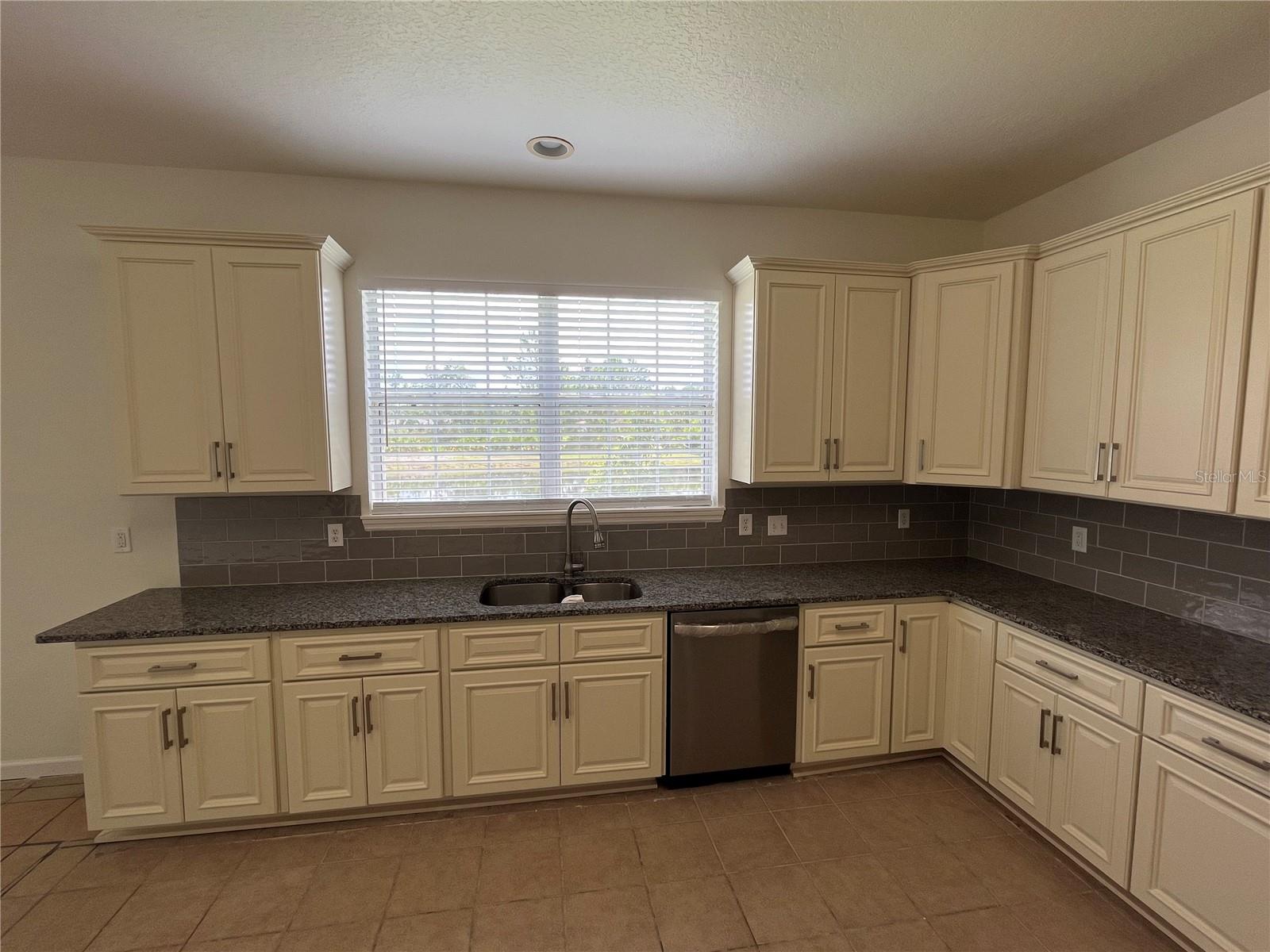 101 HAGGE DR — photo 9