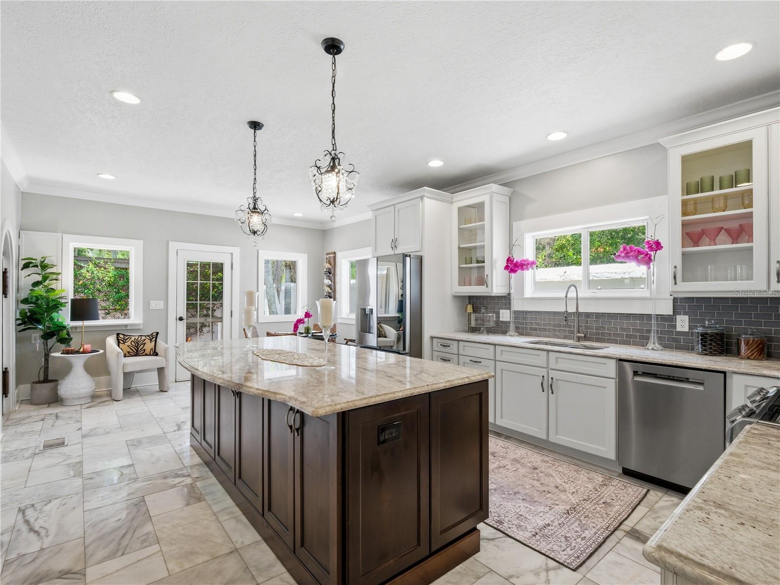 636 N RIVERSIDE DR — photo 12