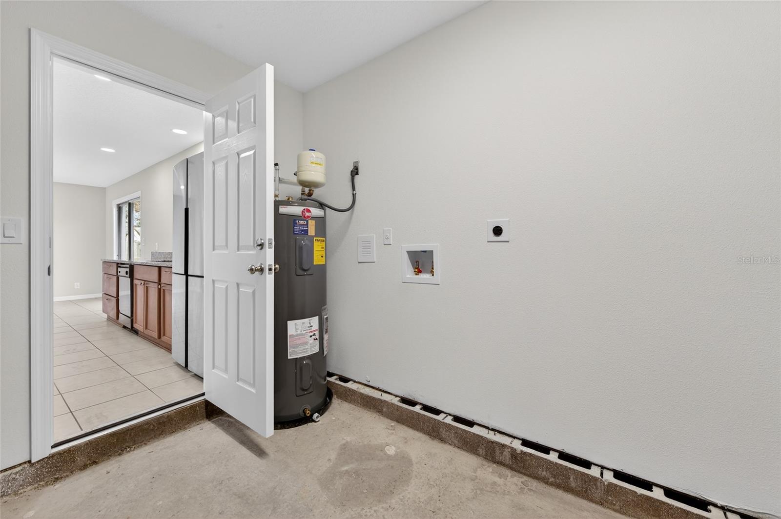 365 HAND AVE — photo 12
