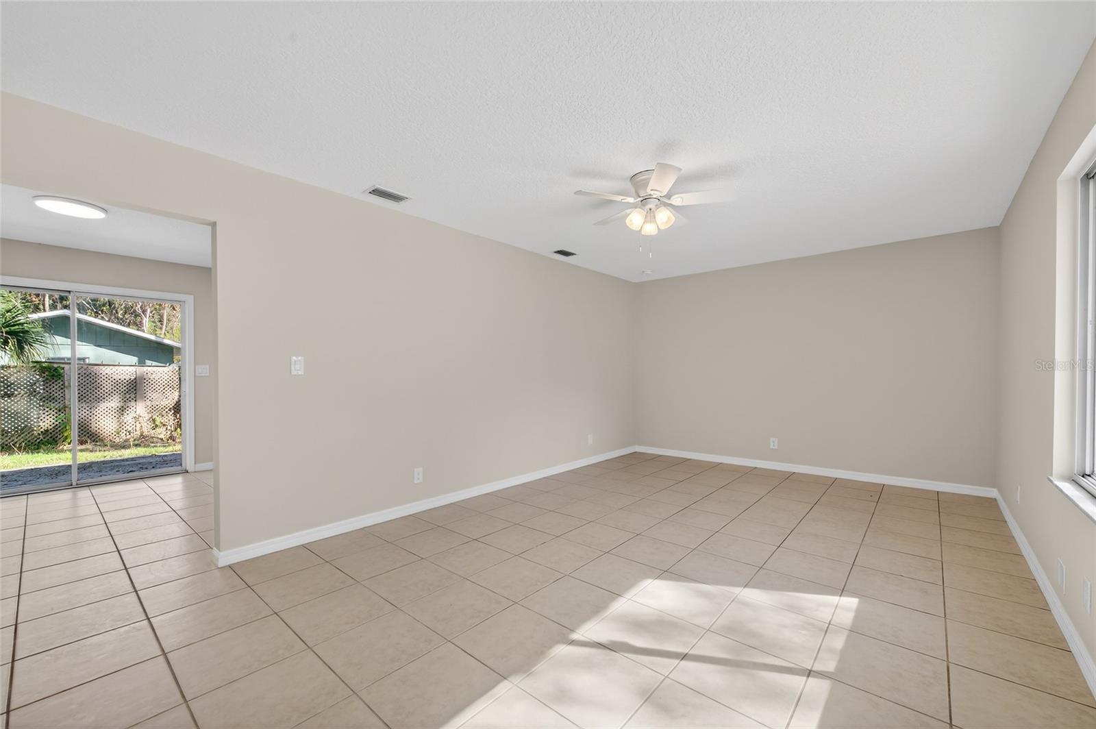365 HAND AVE — photo 4