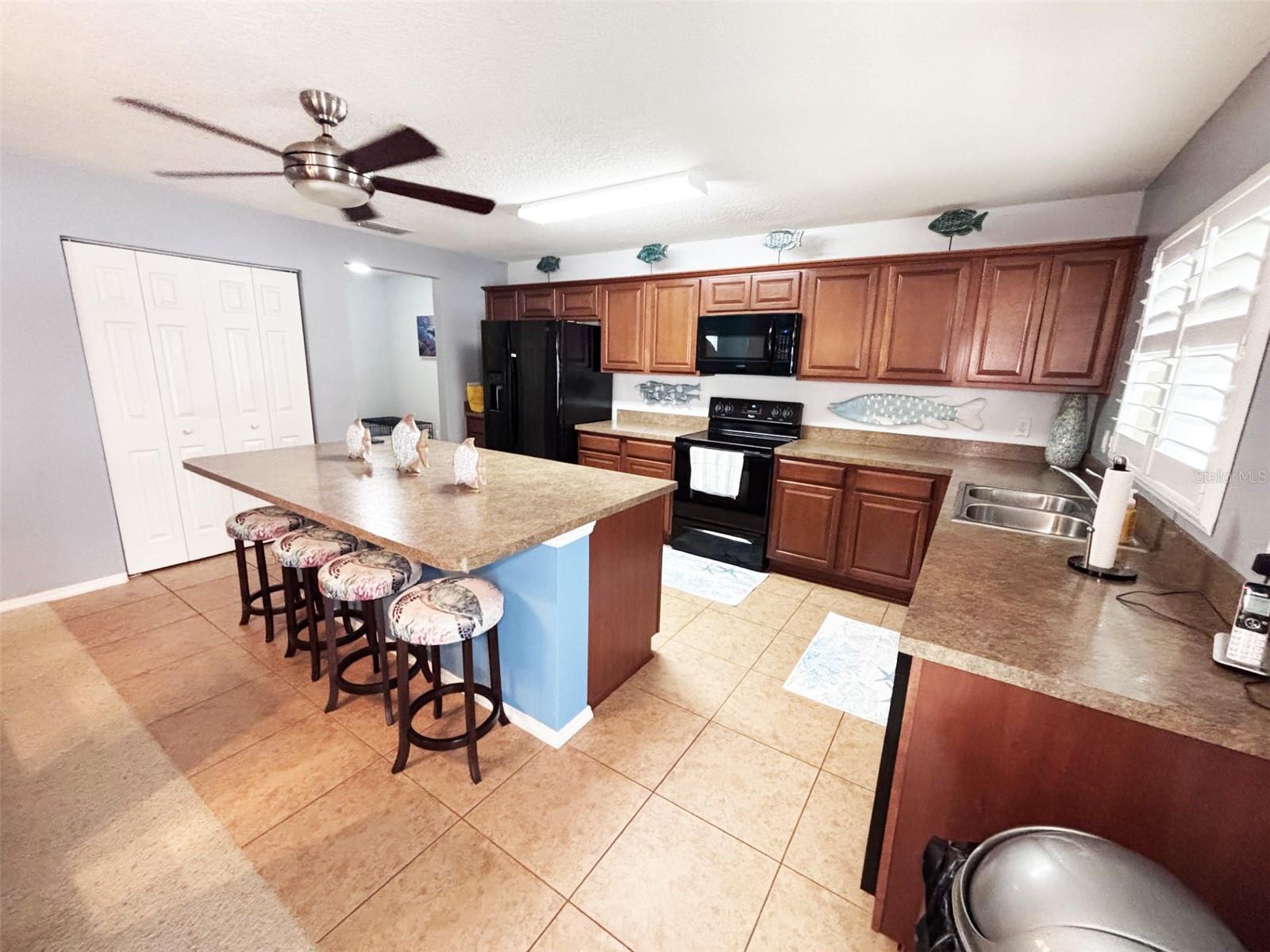 552 AEOLIAN DR — photo 11