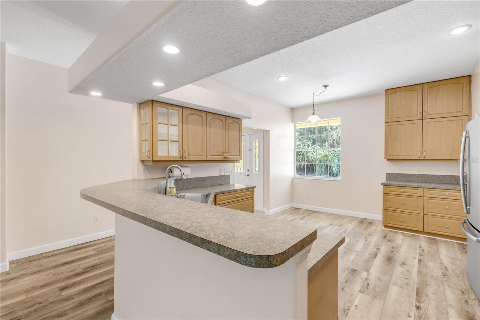 830 S DUSS ST — photo 10