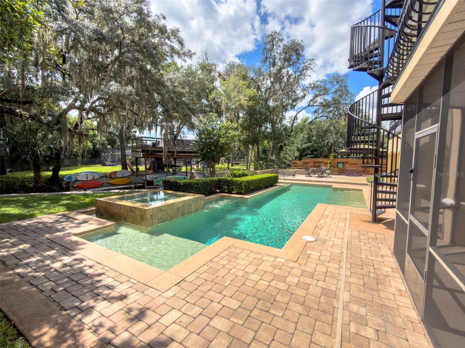 2261 POINSETTIA DR — photo 8