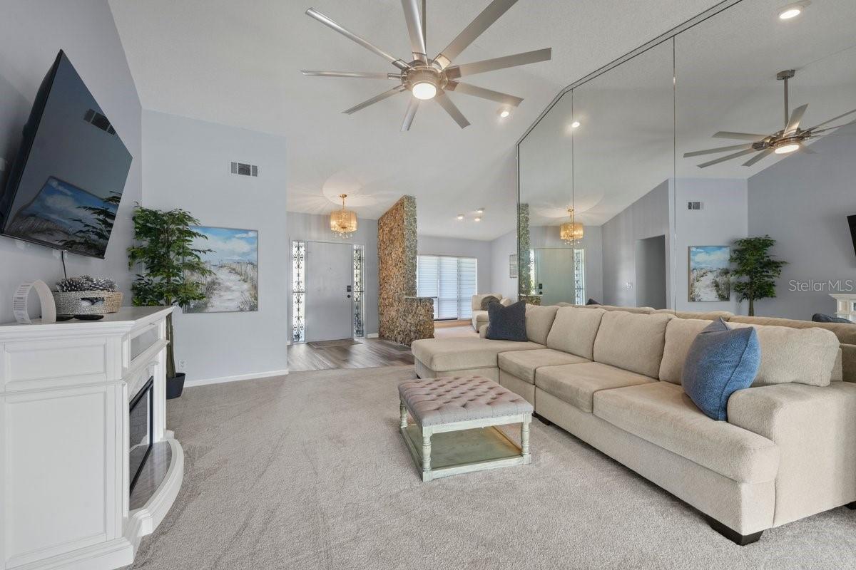 7 FOLCROFT LN — photo 4