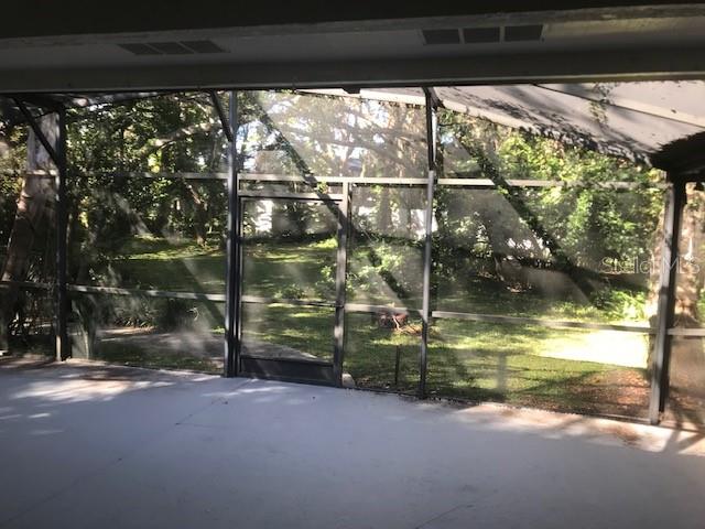 300 SUN OAKS CT — photo 2