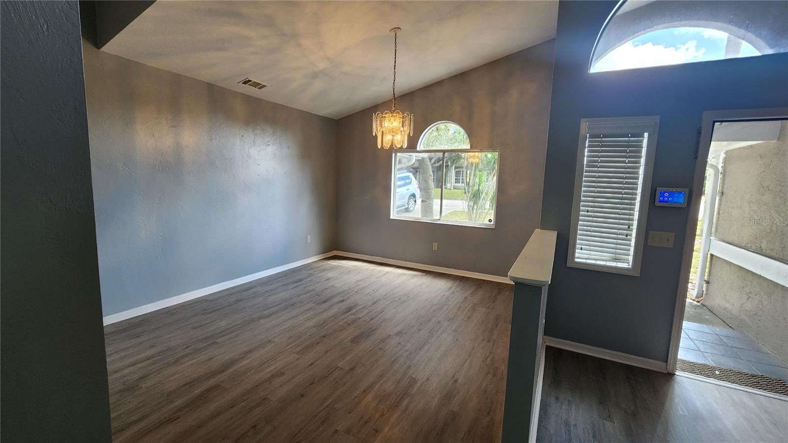 300 SUN OAKS CT — photo 4