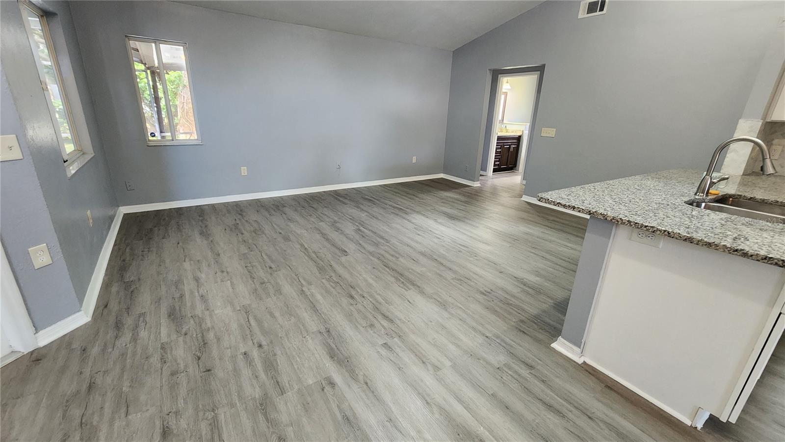 300 SUN OAKS CT — photo 5